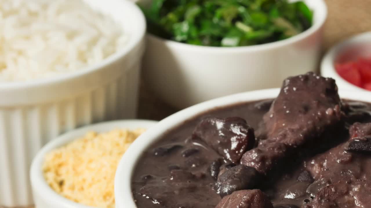 用平底锅煎巴西传统的Feijoada，里面冒着烟视频素材