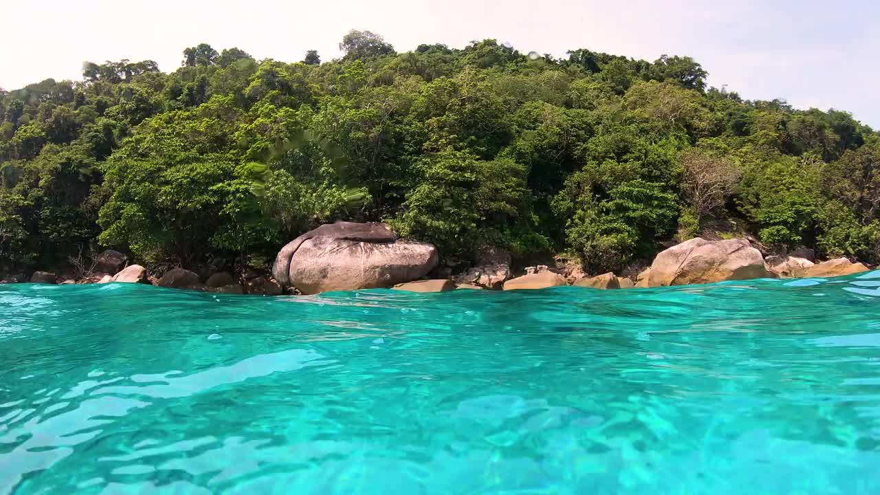 普吉岛海滩海，海滩海在夏天的阳光。视频素材