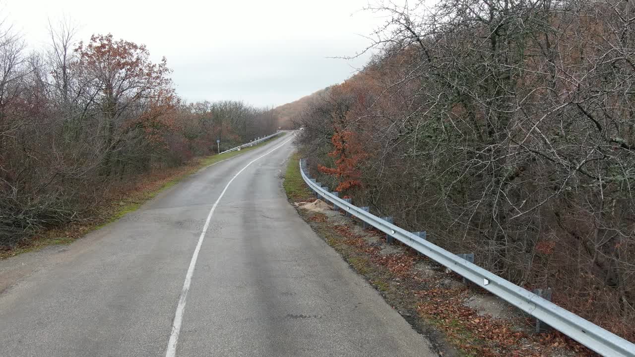 鸟瞰图的道路，深入山脉，并从山视差的视野中消失视频下载