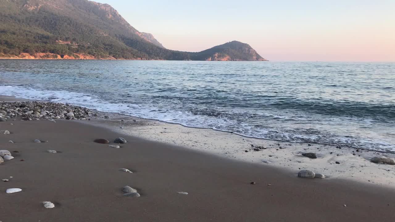 土耳其的旅游中心，安塔利亚阿德拉桑海岸的一个旅游胜地，卡拉奥兹日落海浪视频素材