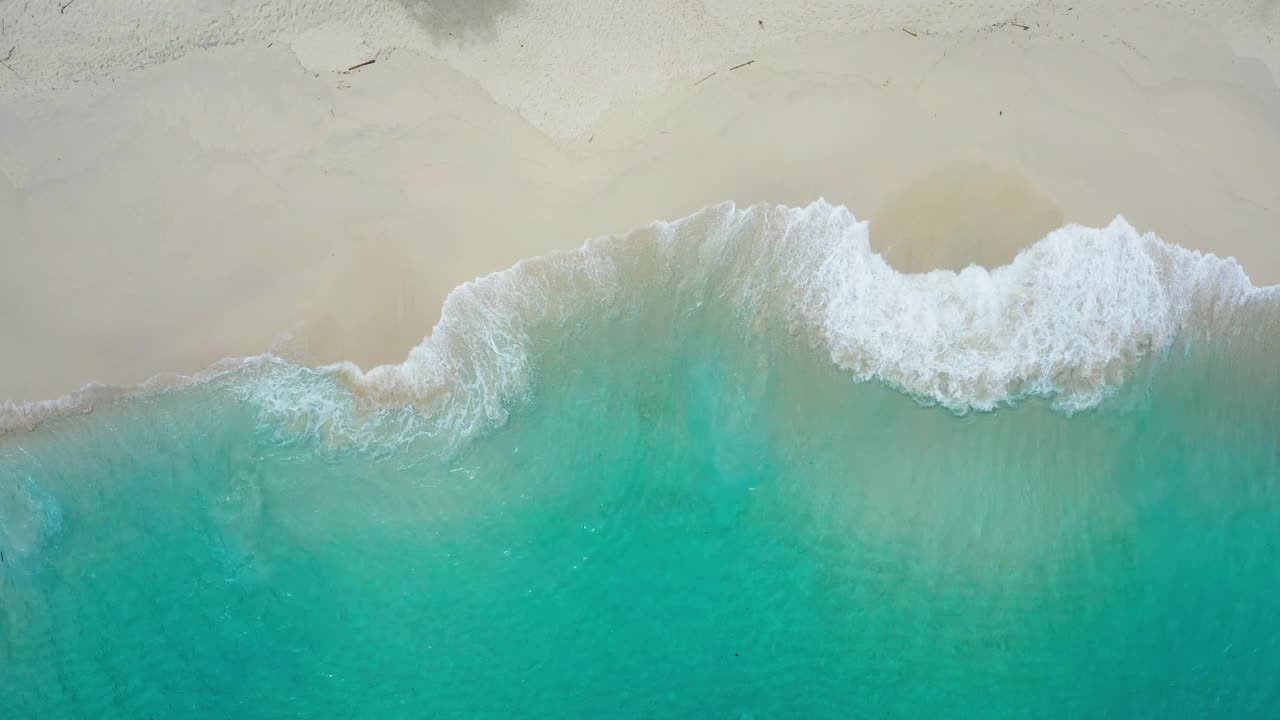 抽象在巴厘岛田园诗般的白色沙滩与破碎的海浪视频素材