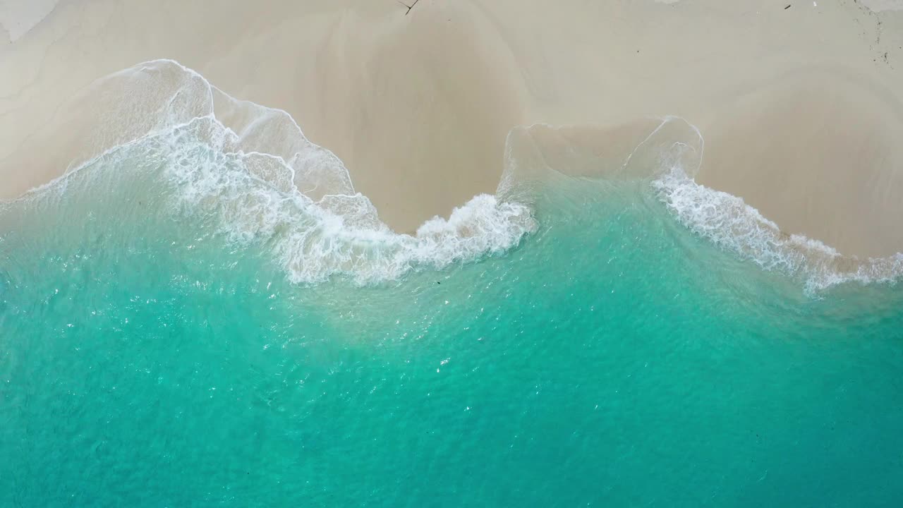 抽象在巴厘岛田园诗般的白色沙滩与破碎的海浪视频素材