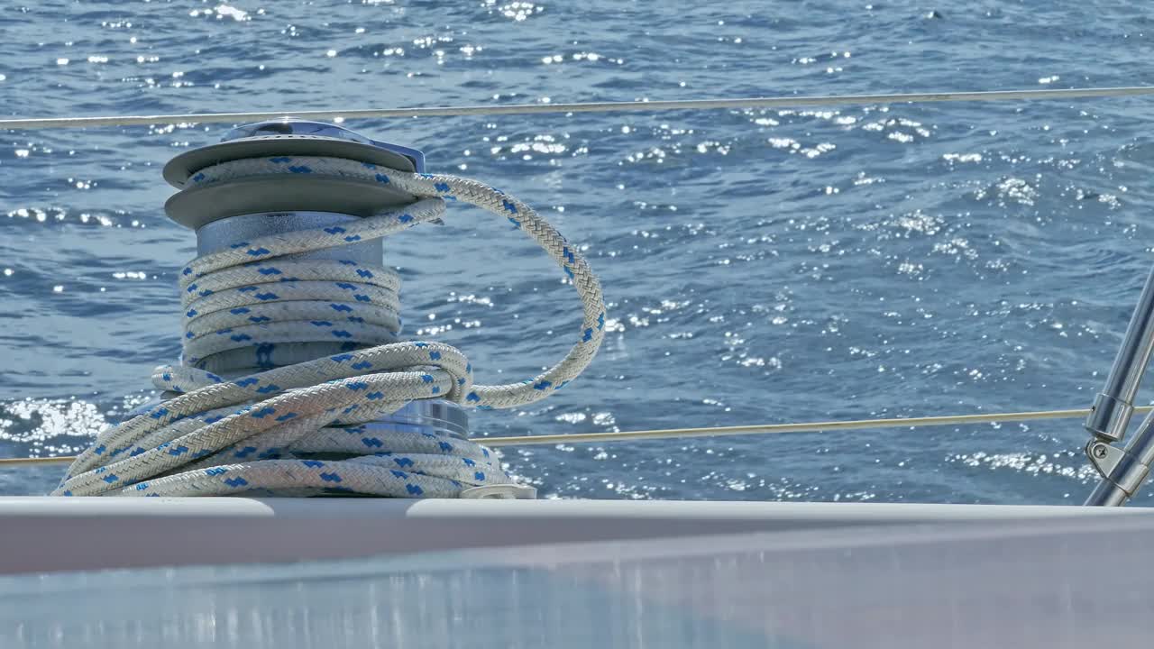 在大西洋上航行时，用绳子的帆船绞车的特写视频素材