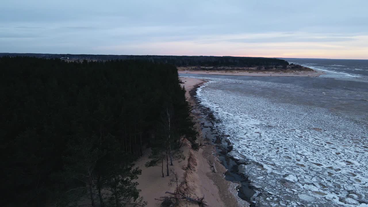 鸟瞰图:冰漂流在有风的天气和海浪在海上视频素材