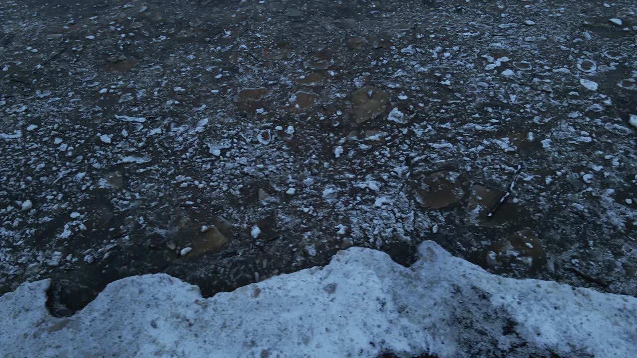 向左平移:冰漂流在大风天气与海浪在海上顶部向下鸟瞰图视频素材