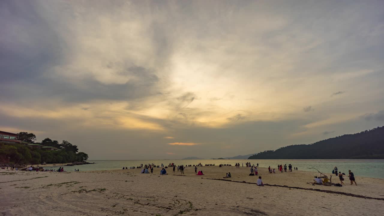 游客在海滩上等待大海和日落，时间流逝视频视频素材