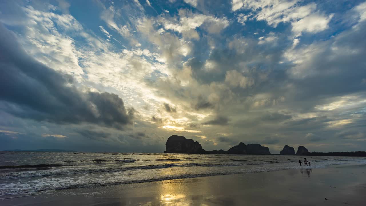 海和日落在海滩与山岛背景，时间流逝视频视频素材