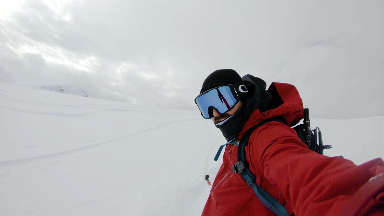 男子单板滑雪的自拍照。视频下载