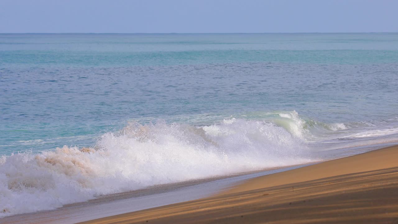 普吉岛海滩海，海滩海在夏天的阳光。视频素材