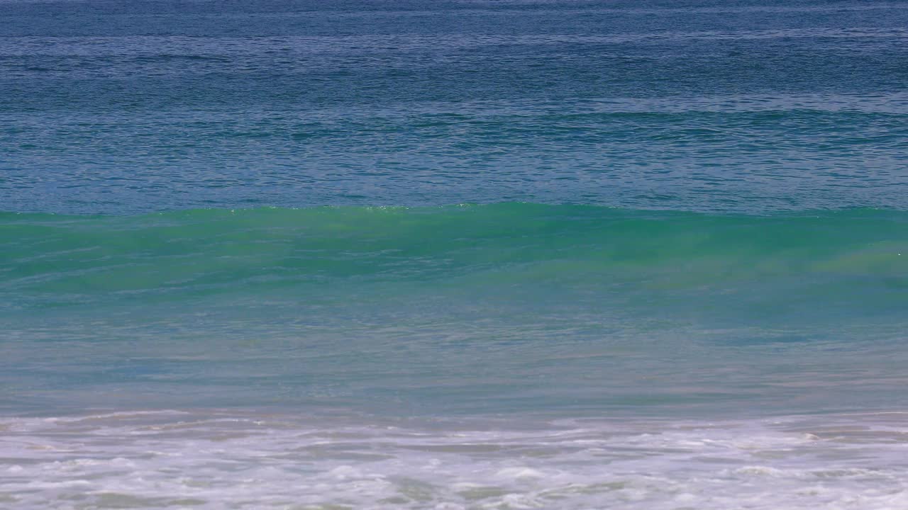 普吉岛海滩海，海滩海在夏天的阳光。泰国普吉岛卡塔海滩。视频素材