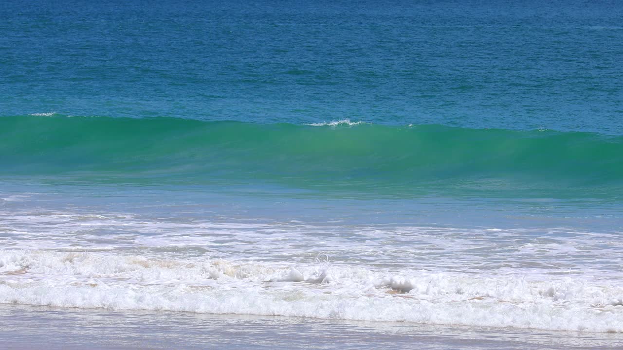 普吉岛海滩海，海滩海在夏天的阳光。泰国普吉岛卡塔海滩。视频素材