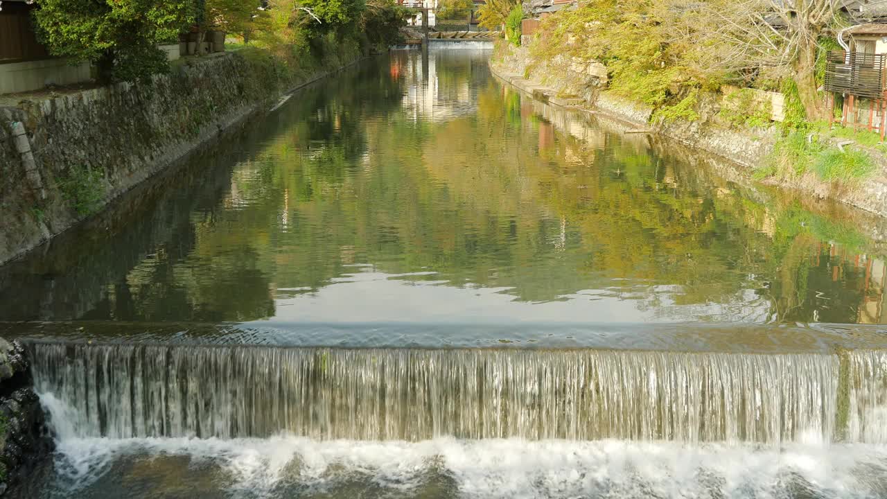 从京都岚山的中之岛桥上看桂河视频素材