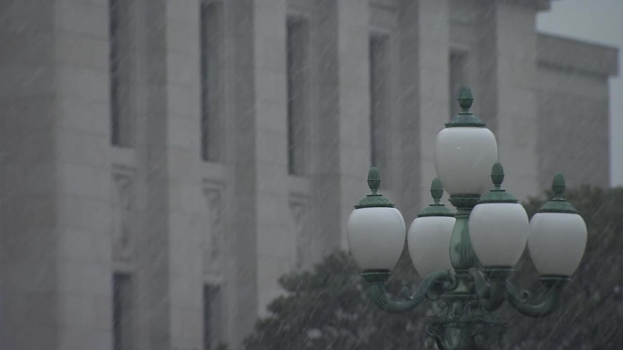 雪中的CU灯和国立国会大厦，东京，日本视频素材