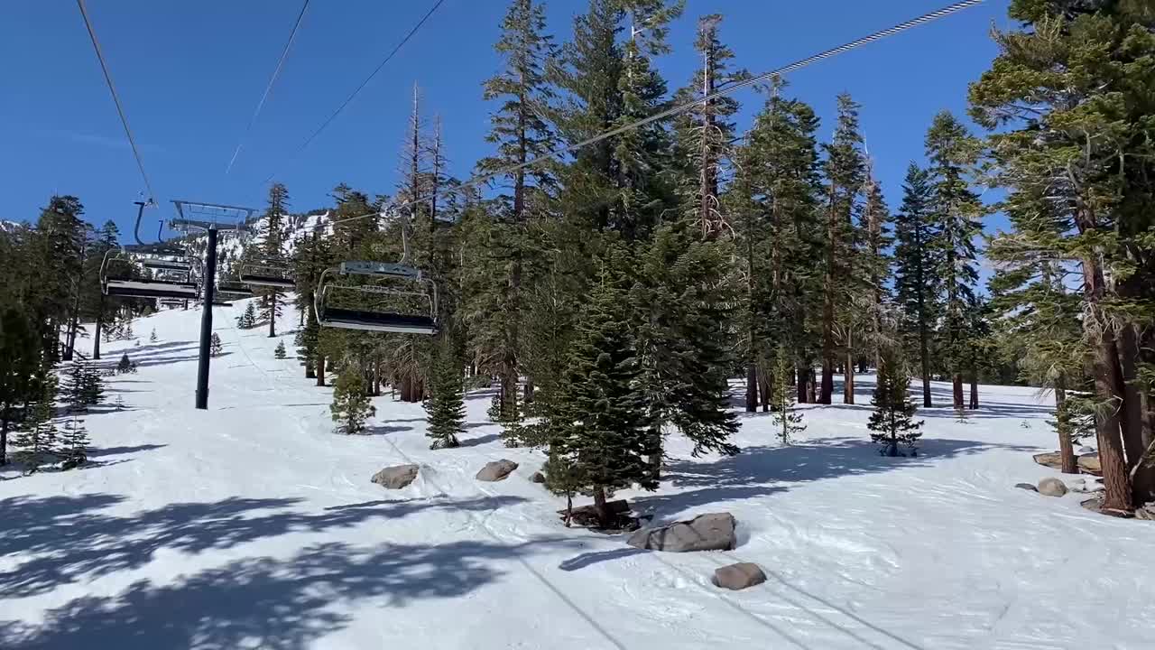 山上空荡荡的滑雪缆车。视频下载