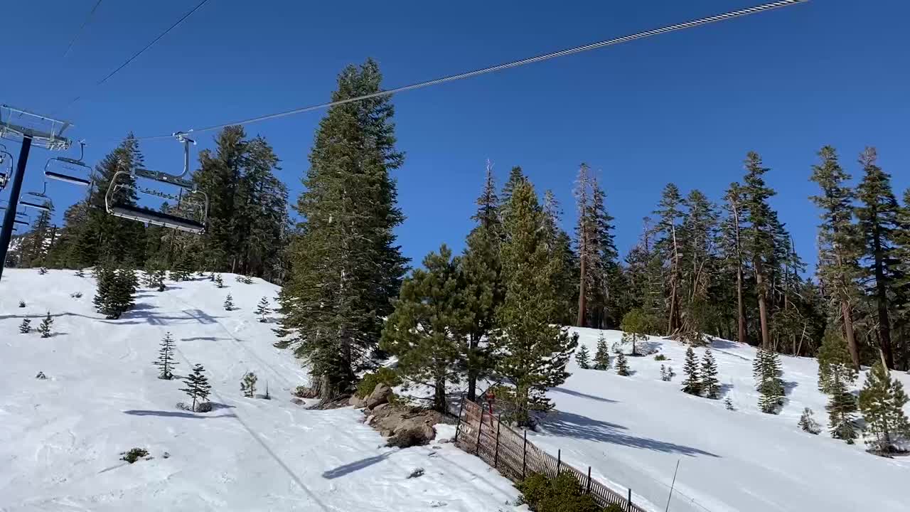 山上空荡荡的滑雪缆车。视频下载