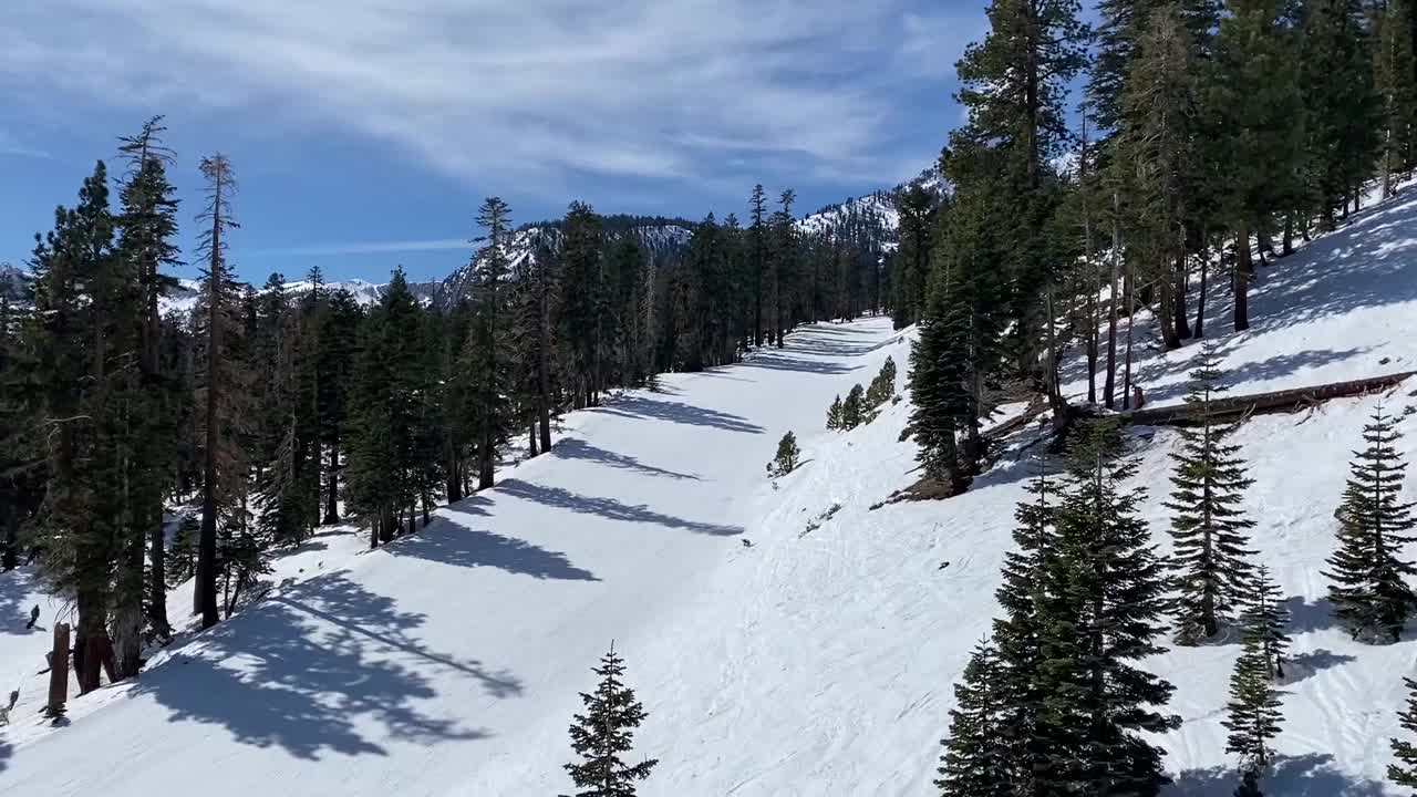 山上空荡荡的滑雪板。视频下载