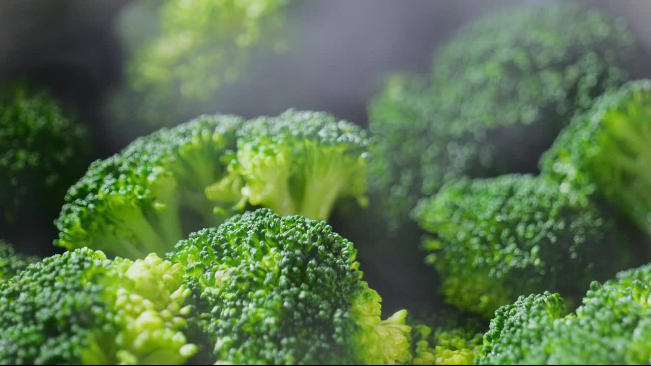 花椰菜片或馒头的场景与所有的维生素和蛋白质蒸熟的健康饮食与新鲜的蔬菜从花园。视频下载