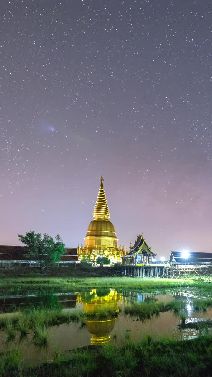 以银河系为背景的著名寺庙地标的时间流逝视频素材