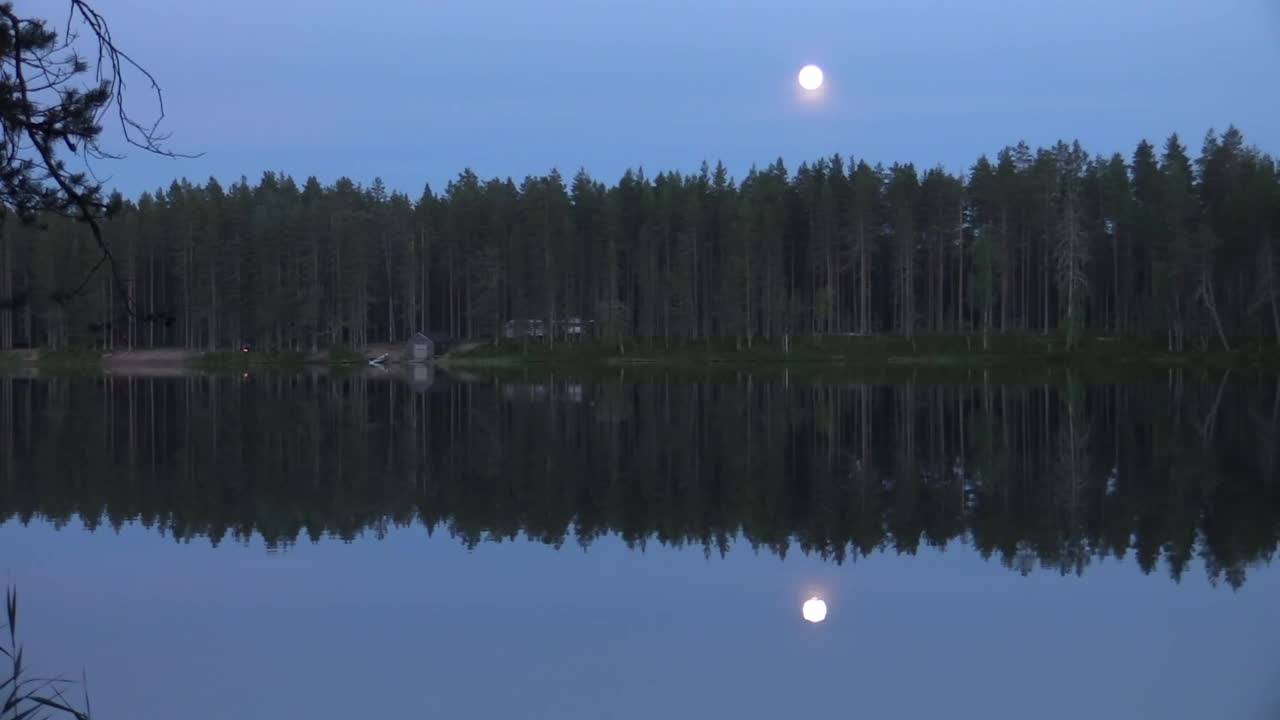 芬兰的荒野湖-月光下的夜晚感受视频素材