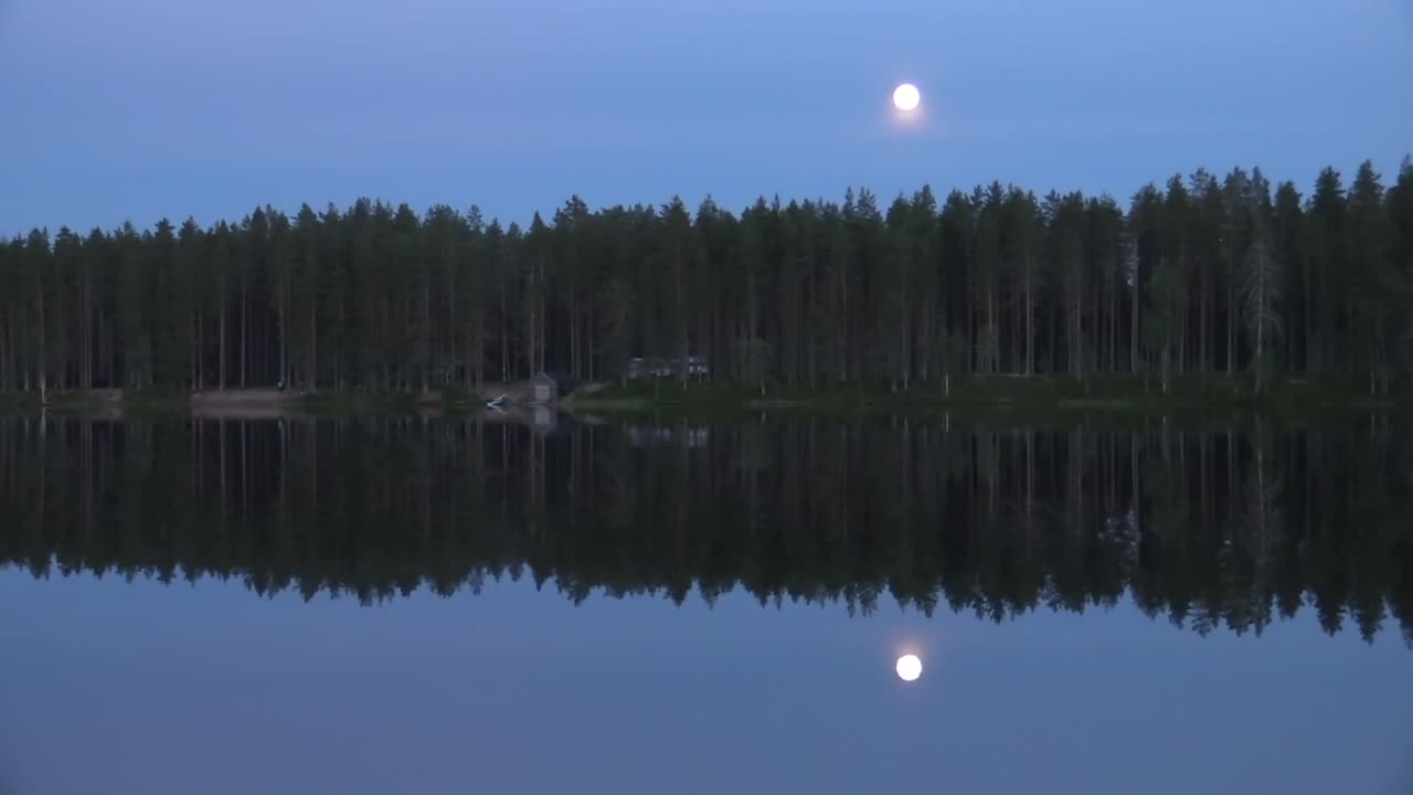 芬兰的荒野湖-月光下的夜晚感受视频素材