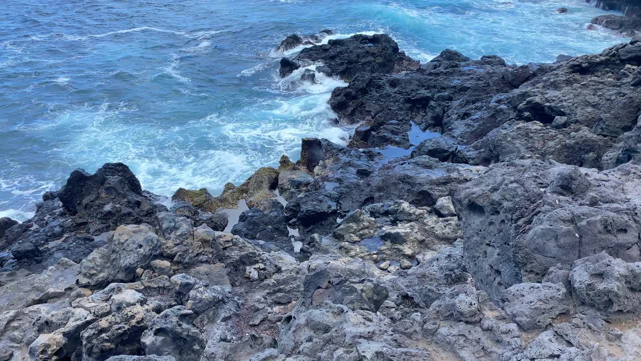 留尼汪岛的岩石海岸，靠近天然间歇泉苏弗勒尔视频素材