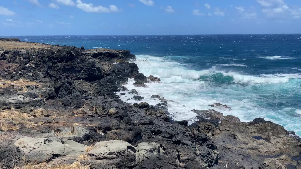 汹涌的海浪拍打着留尼汪岛的岩石视频素材