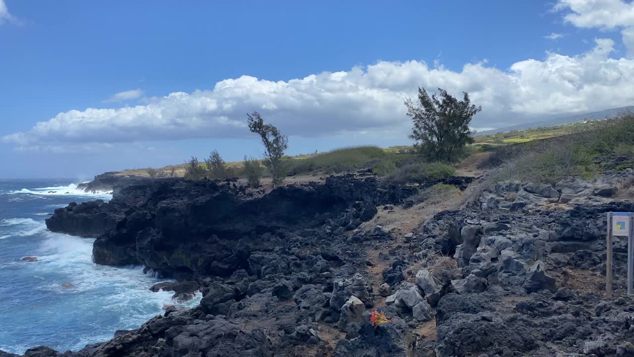 留尼汪岛的岩石海岸，靠近天然间歇泉苏弗勒尔视频素材