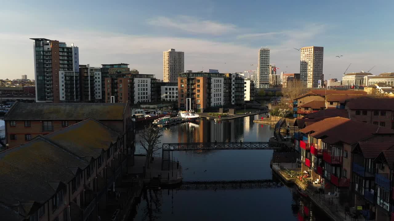 景观城市景象摩天大楼银行公司，河和船空中，欧洲，伦敦视频下载