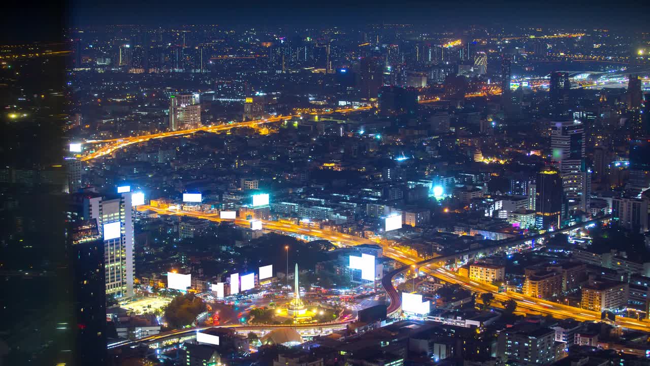 胜利纪念碑，泰国曼谷市中心著名地标，夜间交通拥堵，在环岛和高速公路上，高速公路，收费公路周围的商业天际线建筑在市中心白色空白的背景视频下载