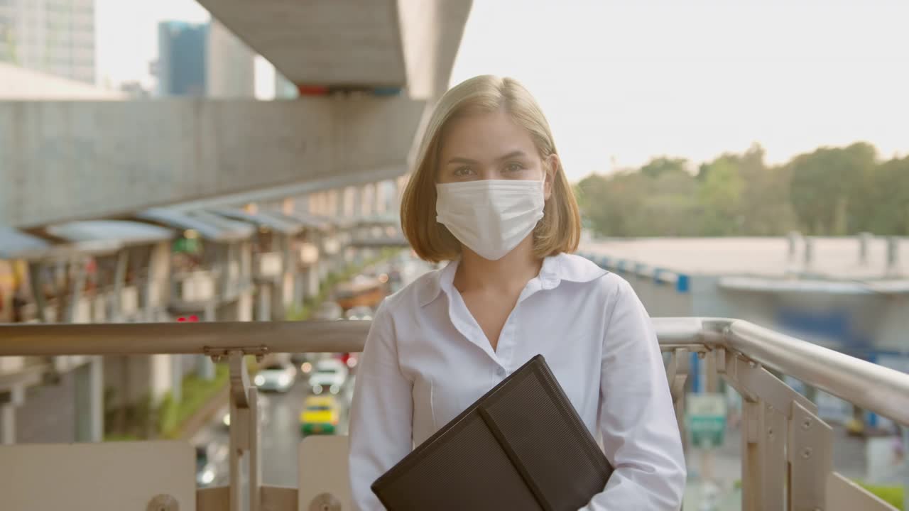 一名年轻女子戴着防护口罩在地铁站台、新冠肺炎防护、安全运输、疫情防控理念下出行视频购买