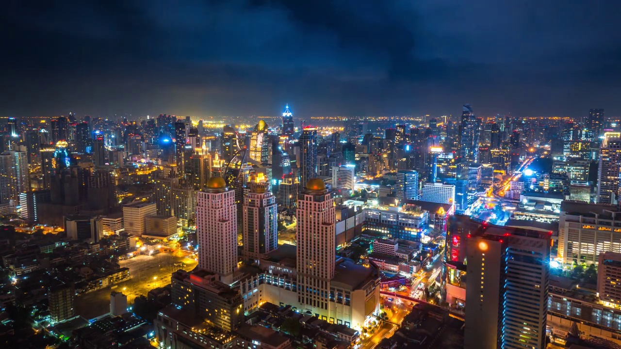 在泰国曼谷市中心和市中心的地标视点的夜晚时间流逝，美丽的日落景观和天际线建筑的光与交通和交通堵塞的商务办公区视频下载