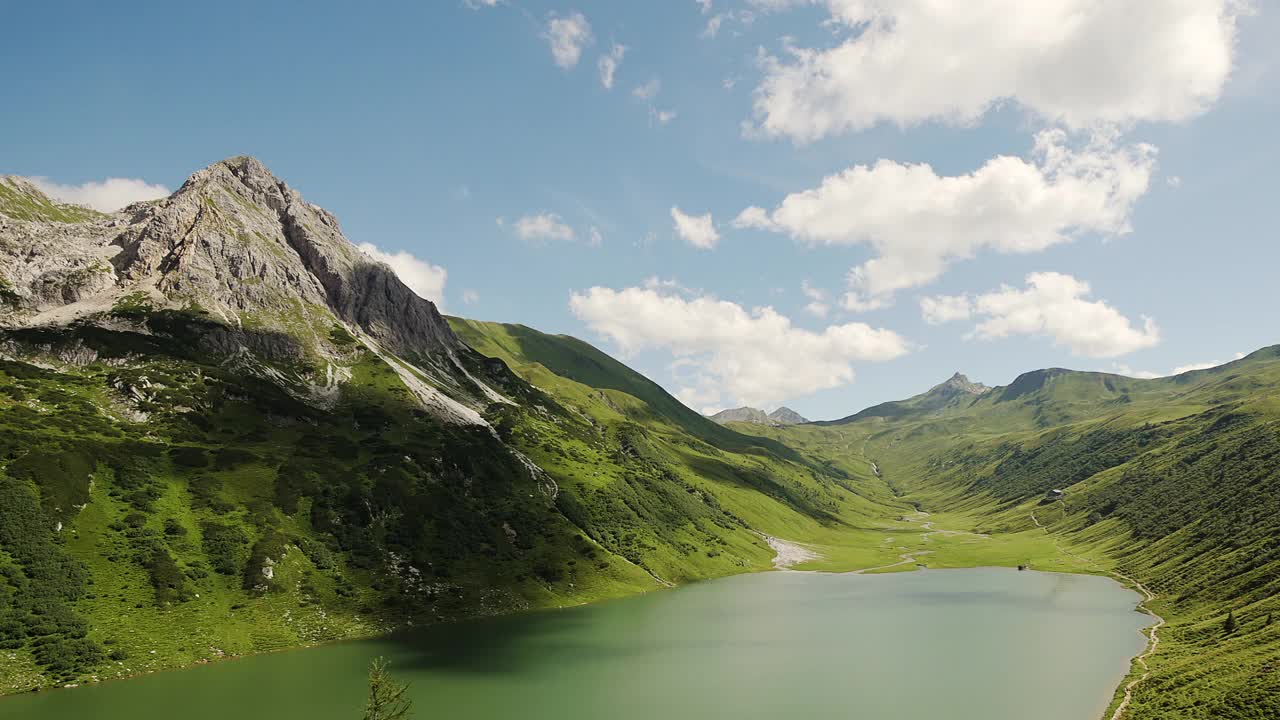 风景如画的高山湖泊和奥地利阿尔卑斯山山脉的全景时间流逝。风景优美的鸟瞰图视频下载