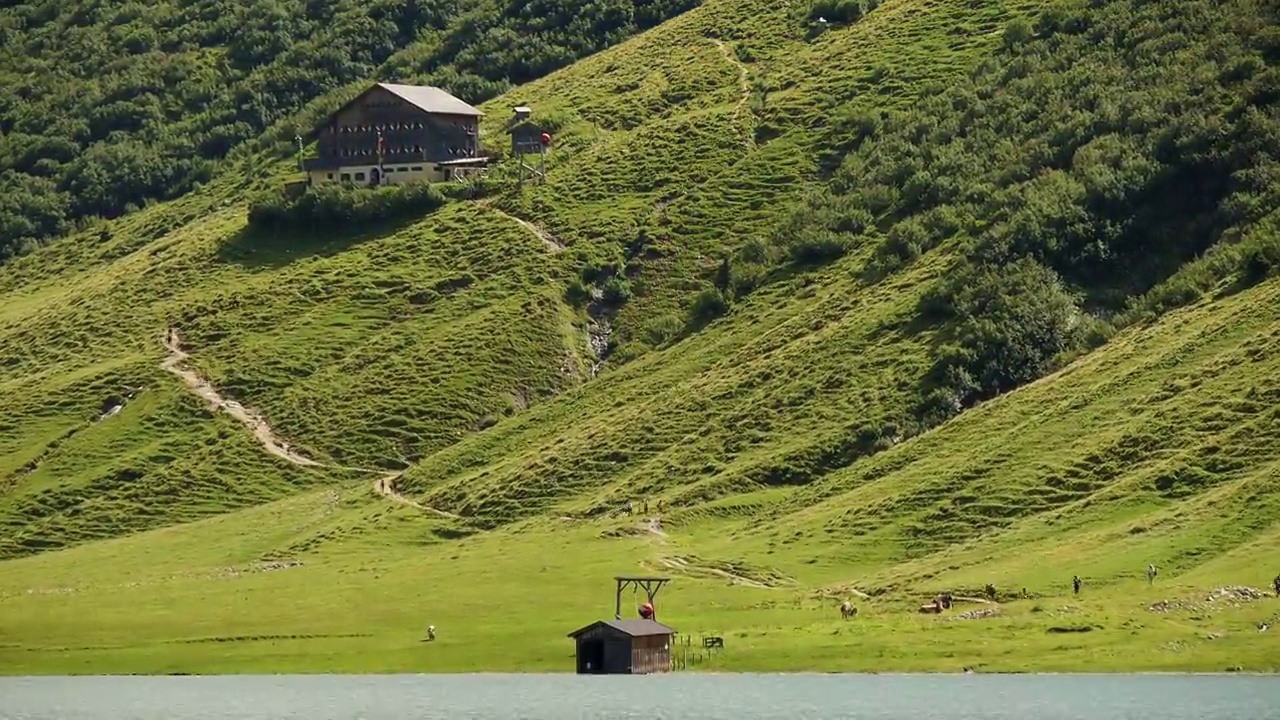 徒步旅行者从风景优美的山间小屋步行到奥地利阿尔卑斯山的塔彭卡湖-时间流逝视频下载