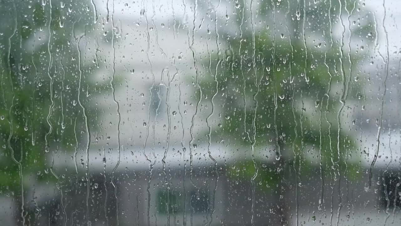 雨滴落在窗户玻璃上视频下载