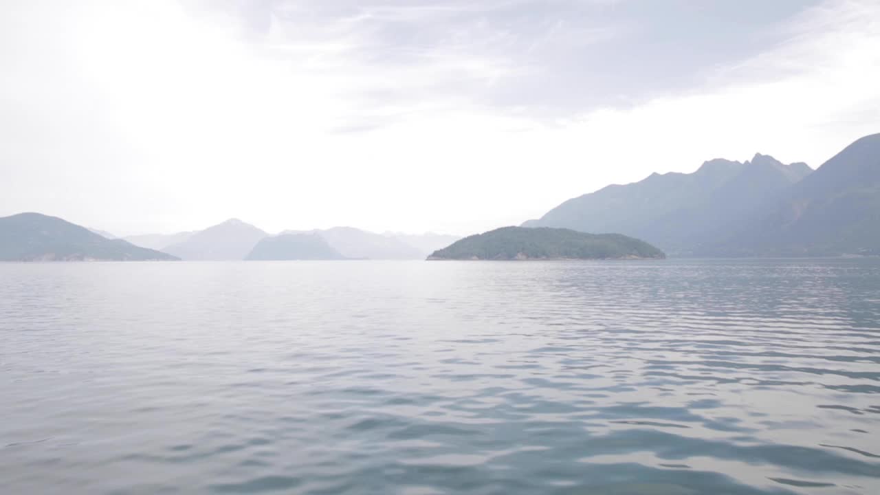 驶过多山的小湾的小船视频下载