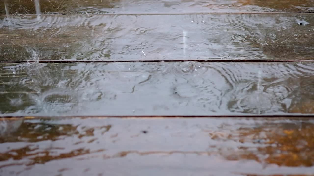 雨滴落在木地板背景视频下载