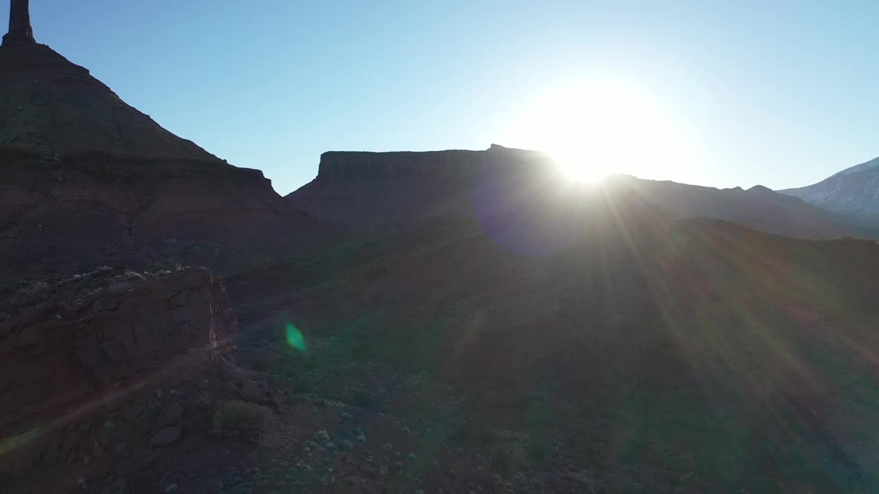 在犹他州风景如画的红岩景观与石塔在距离和镜头光晕的航拍视频视频素材