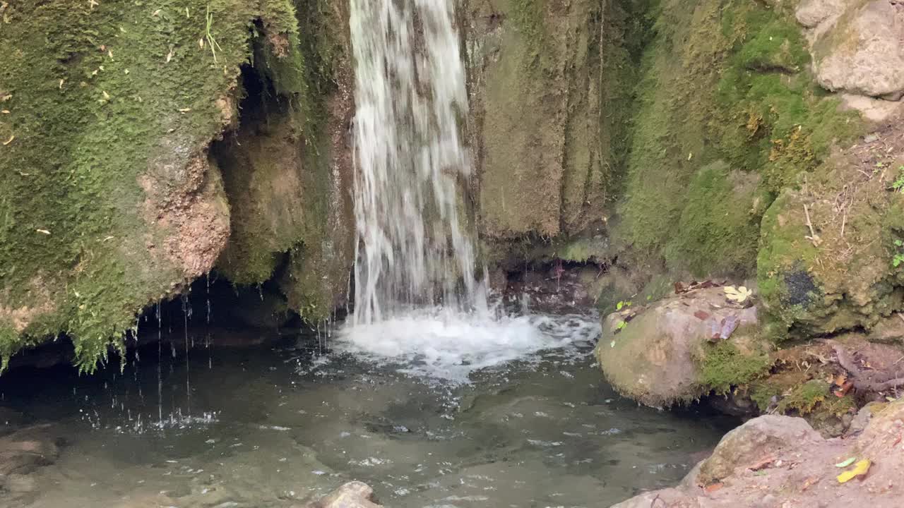 塞雷苏埃洛河流经西班牙卡索拉时的瀑布视频素材