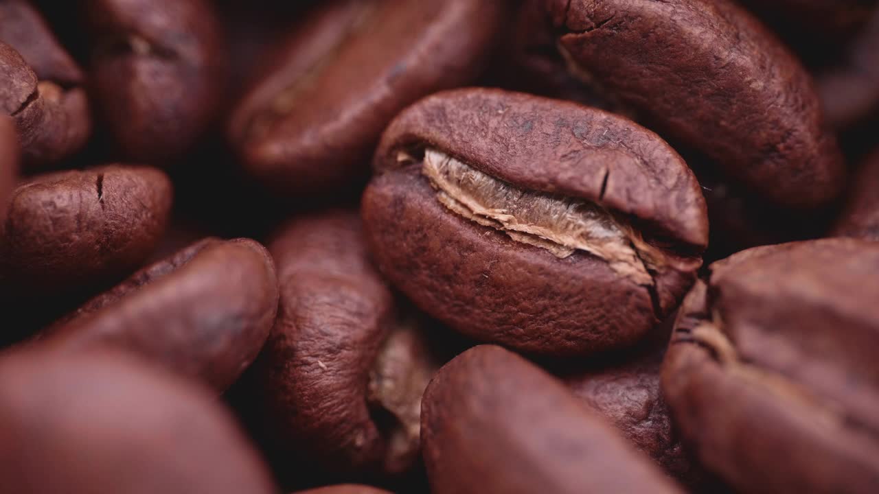 咖啡豆和杯子在制作一杯咖啡视频下载