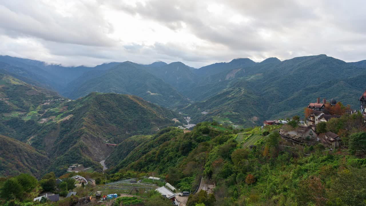 4K延时雾在山上和阳光透过云层在日出视频下载