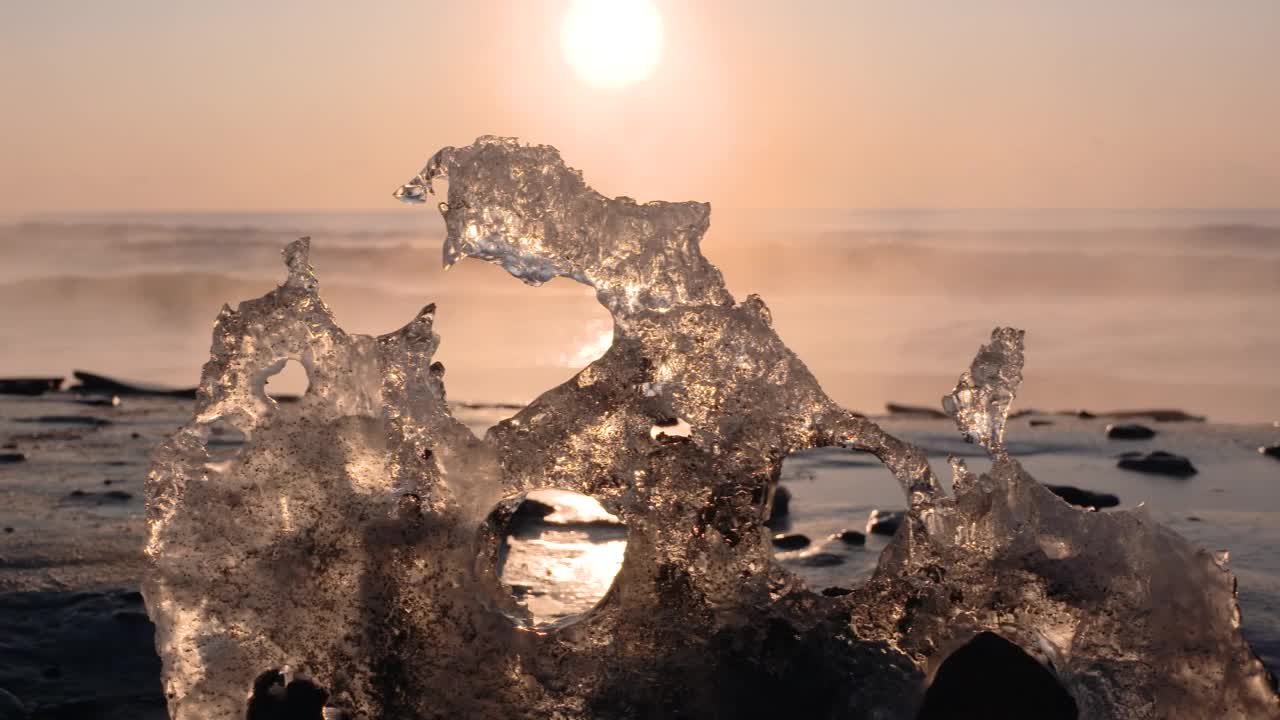 CU，珠宝冰在早晨的太阳照耀下，北海道，日本视频素材