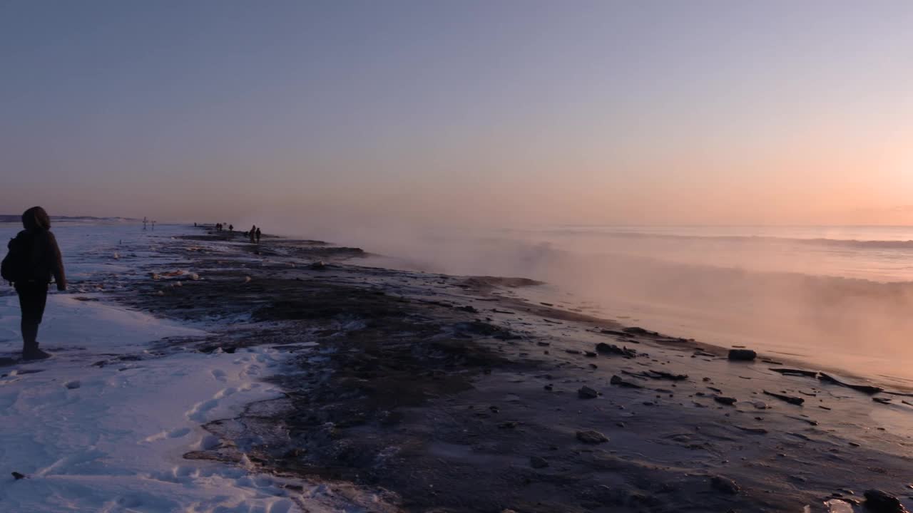 日本北海道，人与珠宝冰的柔和海滩视频素材