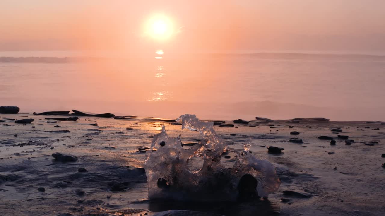 日本北海道海滩上的珠宝冰在早晨的阳光下闪闪发光视频素材