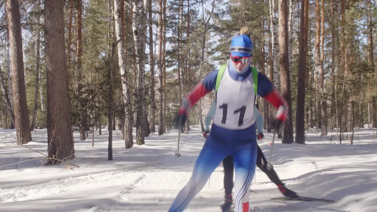 越野滑雪的冬季两项运动员视频下载