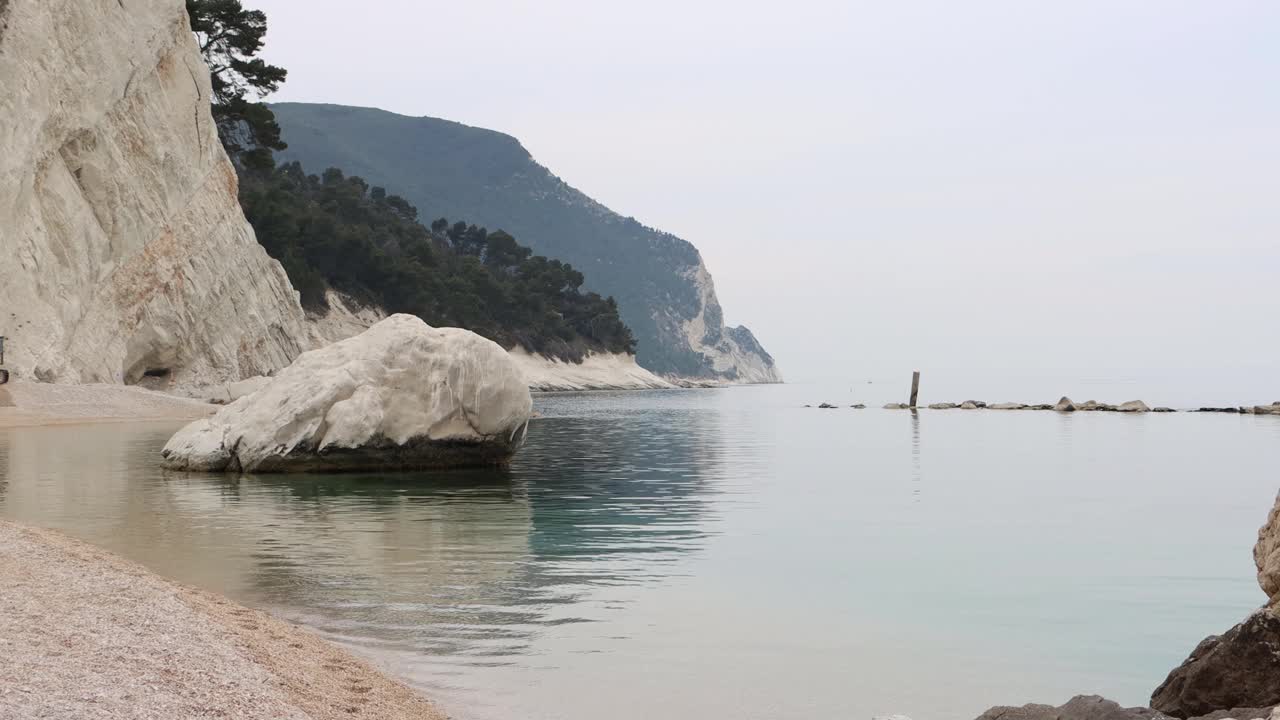 努马纳岩石海滩(意大利)视频下载