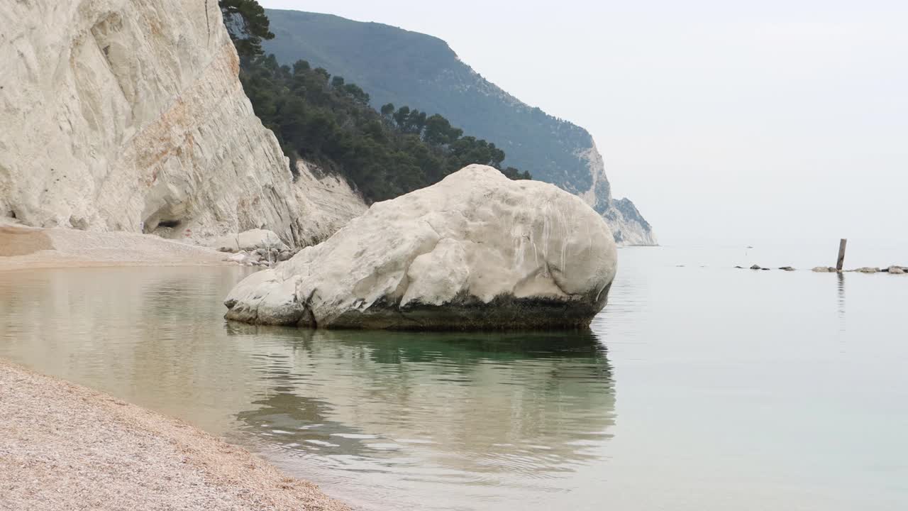 努马纳海滩岩(意大利)视频下载