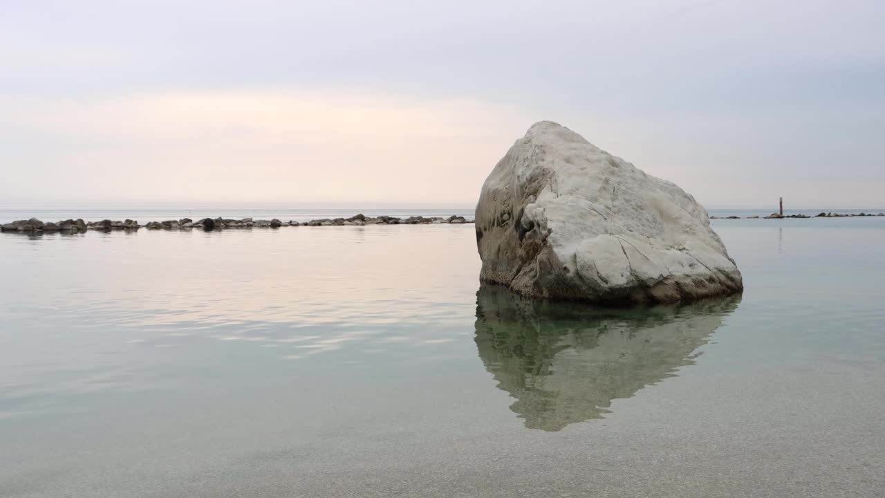 努马纳海滩上的岩石(意大利)视频下载