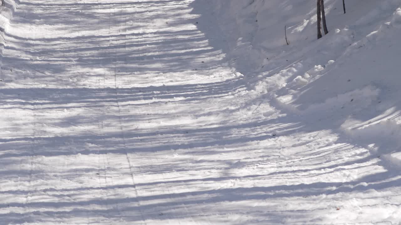 女子滑雪运动员在滑雪比赛中摔倒视频下载