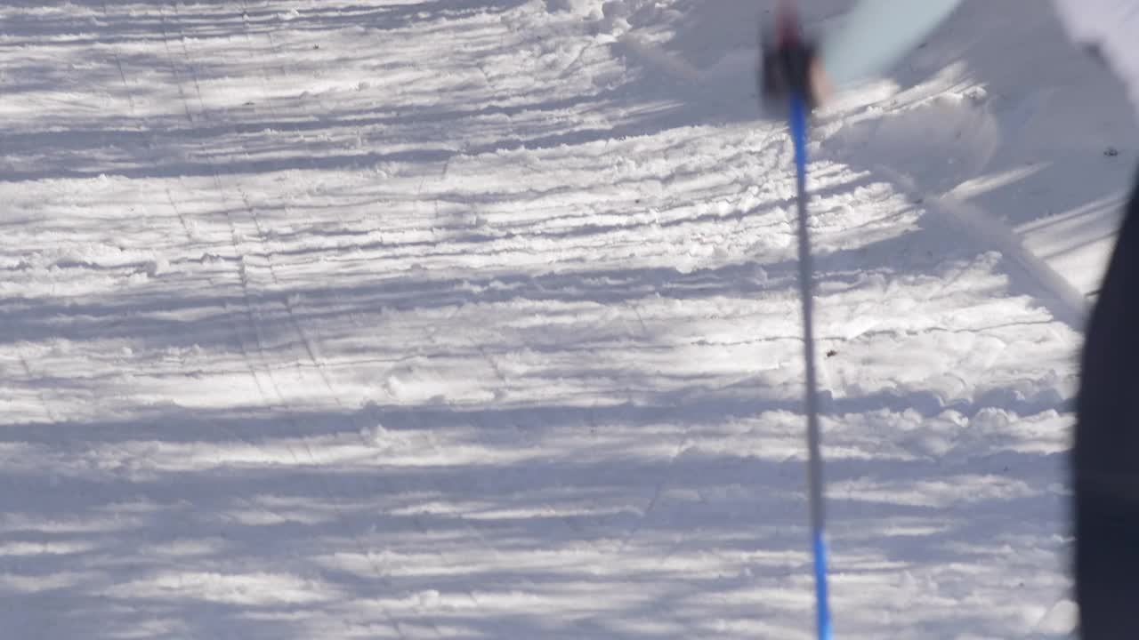 冬季滑雪运动员通过越野小道上山滑雪视频下载