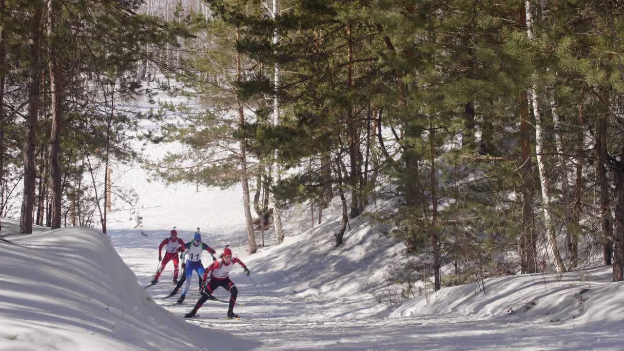 滑雪比赛中，滑雪爬坡和摔倒视频下载